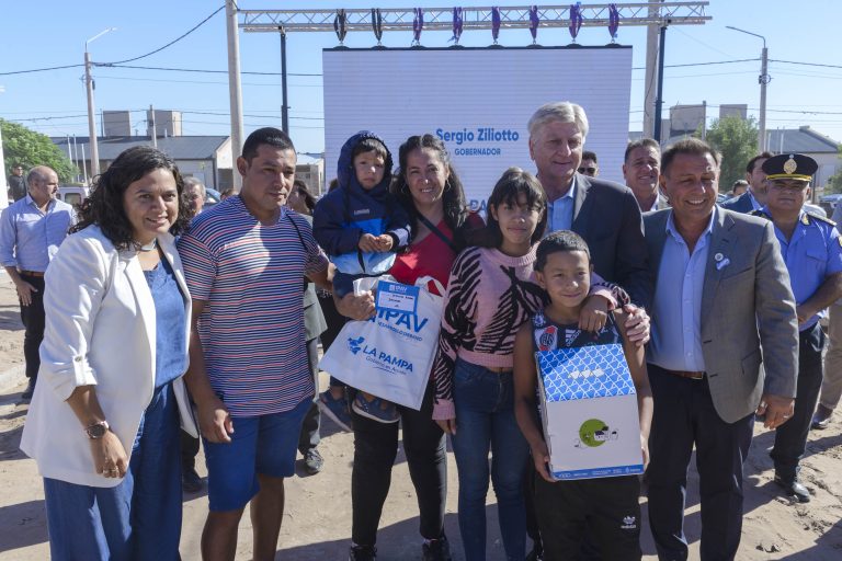 Entrega de viviendas en Acha: Ziliotto defendió el “Estado presente” y aseguró “no vamos a retroceder ni para tomar envión”