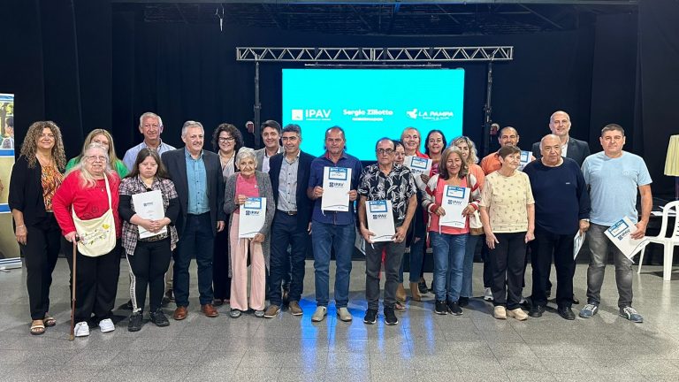Familias de General Pico y Caleufú terminaron de pagar las cuotas del IPAV pudiendo escriturar definitivamente su casa