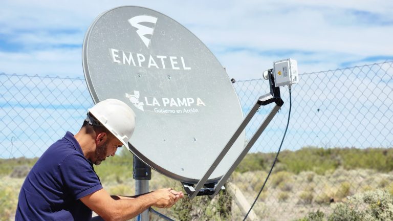 La primera antena satelital de EMPATEL llega a la posta sanitaria de Árbol de la Esperanza