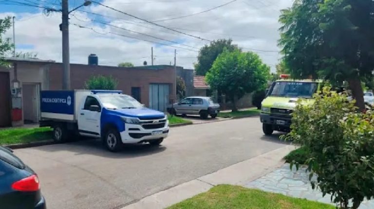 Misterio en Mar del Plata: un hombre subió al techo de su casa y encontró un cadáver con una bala en la cabeza
