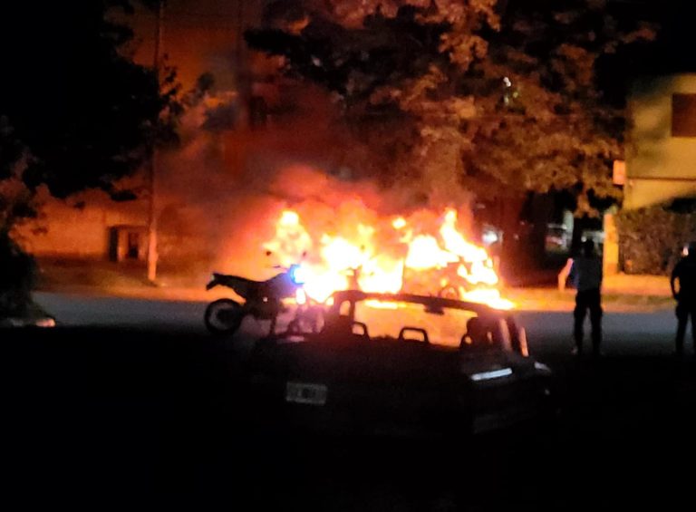 Fuego en la madrugada: dos vehículos incendiados en General Pico