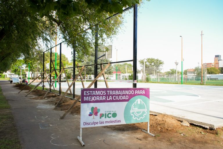 El municipio comenzó con el cerramiento del playón deportivo de calles 10 y 21