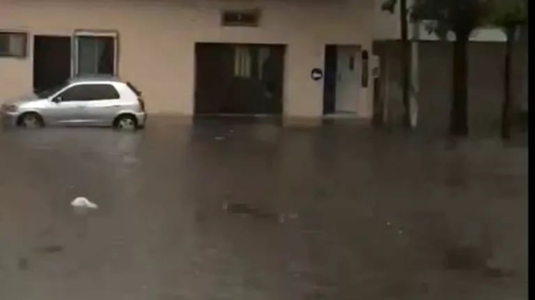 Horror en Valentín Alsina: apareció un cuerpo flotando en la calle en medio del temporal