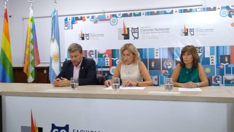 “Una vez más, la Educación Pública argentina se presenta como objetivo de una avanzada que tiene como finalidad el desguace del Estado”, sostuvo la Decana de Humanas, Cossio