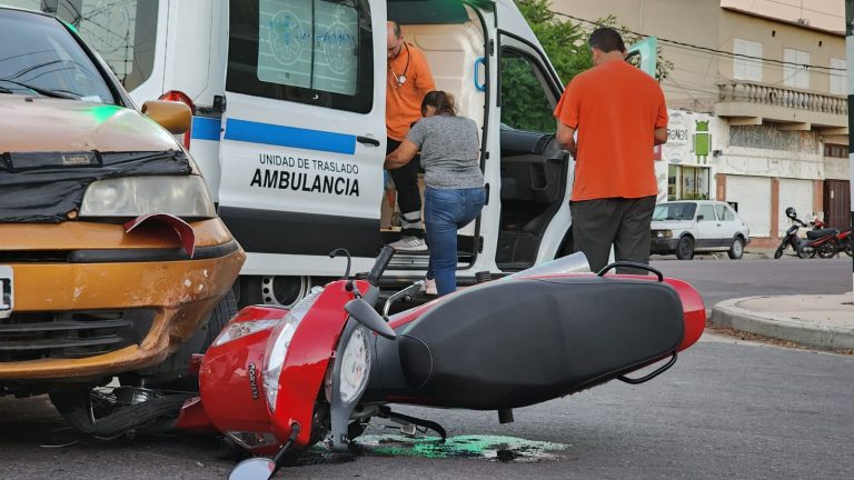 Dos mujeres iban en una moto, fueron embestidas y arrastradas al chocar con un auto