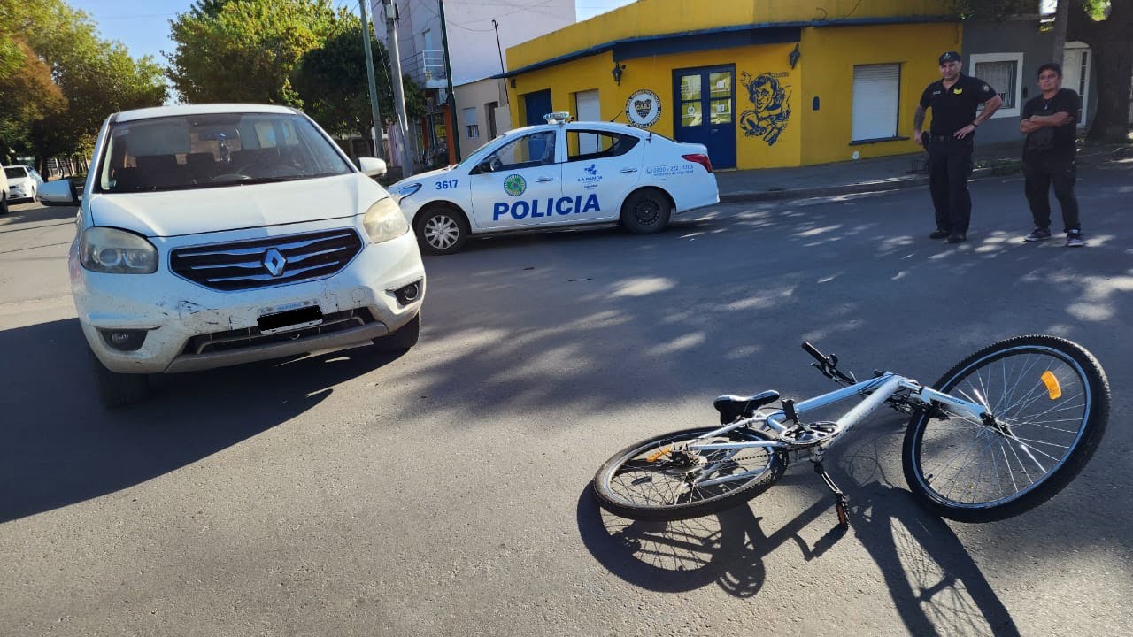 Tras un accidente con una camioneta, ciclista de 21 años terminó en el hospital
