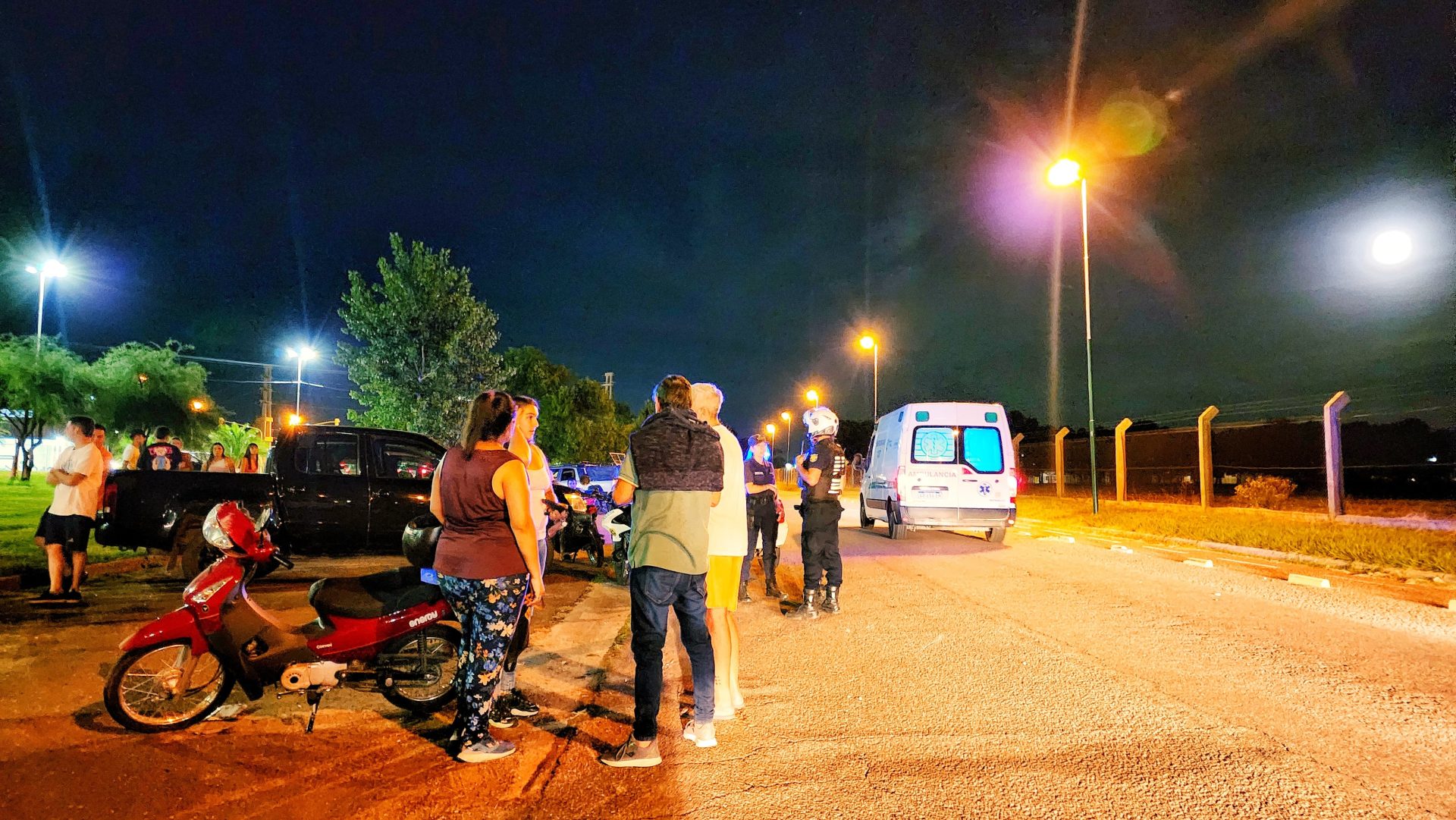 Tres heridos en un choque entre 2 motos en el Paseo Belgrano