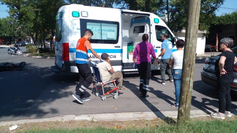 Motociclista terminó hospitalizado tras protagonizar un accidente con un automóvil