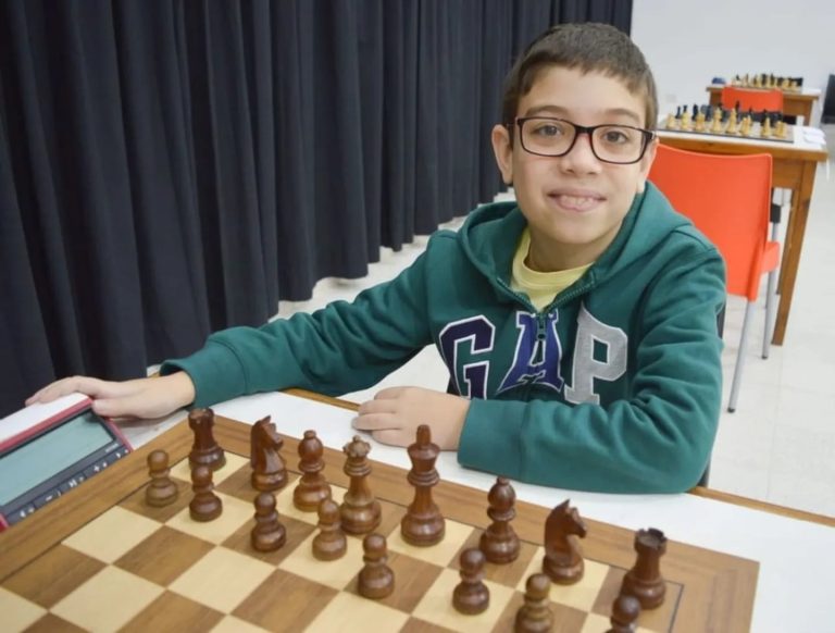 Sorpresa en el ajedrez: el argentino de 10 años Faustino Oro le ganó una partida al mejor del mundo