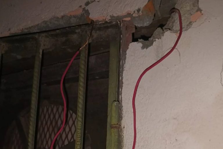 Un ladrón intentó robarle a una pareja de jubilados en Corrientes y murió electrocutado: habían conectado un cable a la reja