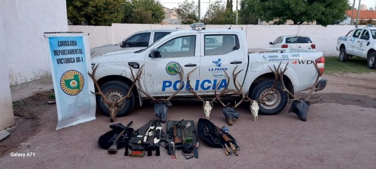 En un campo de Telén: furtivos tenían un campamento con freezer y trofeos de ciervo y puma