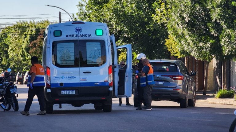 Peatón fue embestido por una camioneta y debió ser trasladado al Hospital por lesiones leves