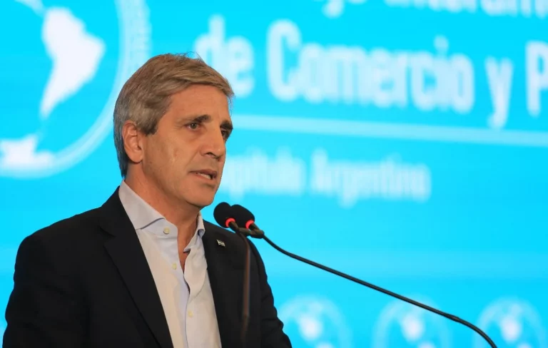“Las prepagas le están declarando la guerra a la clase media”, afirmó el Ministro de Economía, Caputo