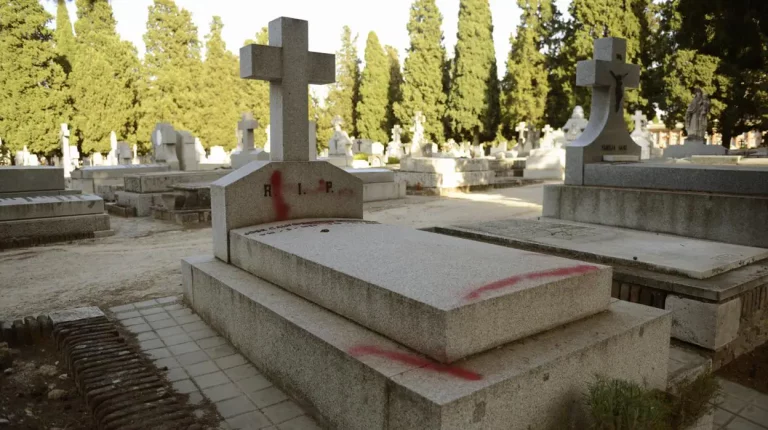 Robos y daños en el cementerio de Rancul: alarma entre los vecinos por la sustracción de elementos de bronce