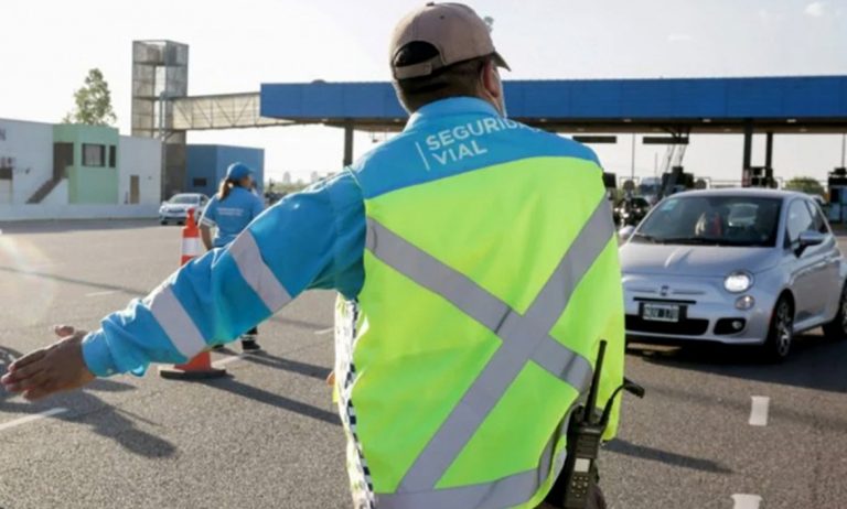 ¿Se debe entregar la licencia de conducir en un operativo o alcanza con mostrarla?