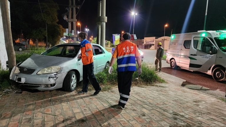 Joven pierde el control de su vehículo y colisiona con un poste en calle 9 y 124