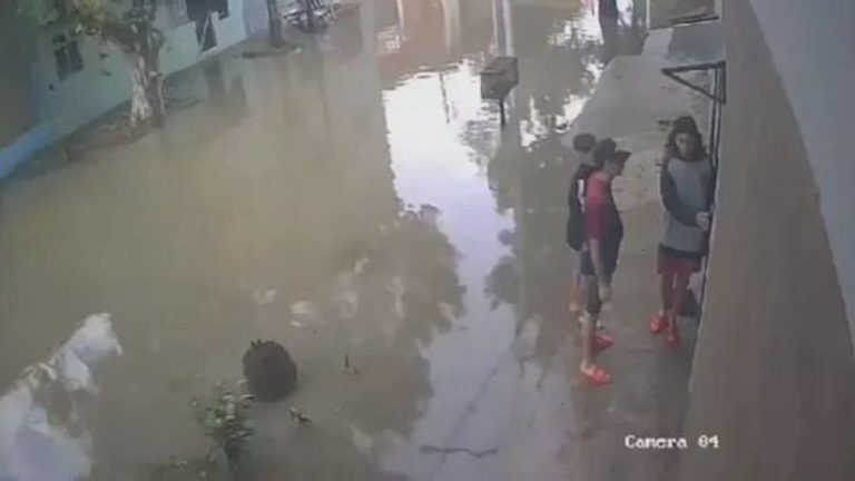 Un menor se electrocutó al tocar un poste de luz en Valentín Alsina: está grave