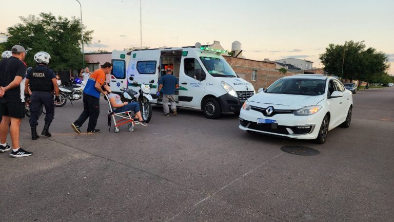 Una joven terminó accidentada tras un choque entre un auto y una moto