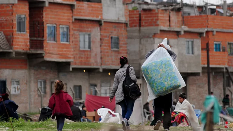 El índice de pobreza aumentó al 52,9 por ciento en el primer semestre del año y 18,9 por ciento la indigencia, informó el Indec