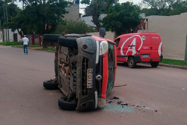 Choque y vuelco en la intersección de las calles 4 y 101: todos los involucrados fuera de peligro