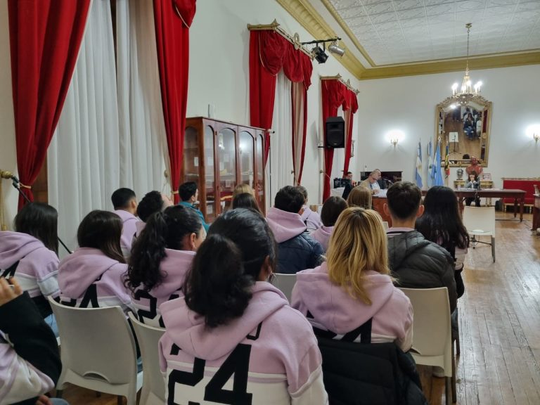 Educación + Justicia: Cuatro colegios secundarios de Victorica presenciaron un debate oral en la misma ciudad