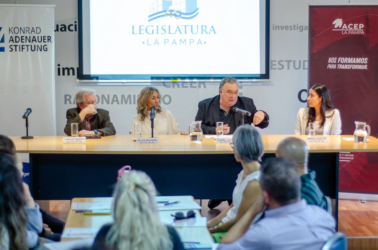 Debatiendo la Ciudadanía Digital: retos y soluciones, peligros y amenazas