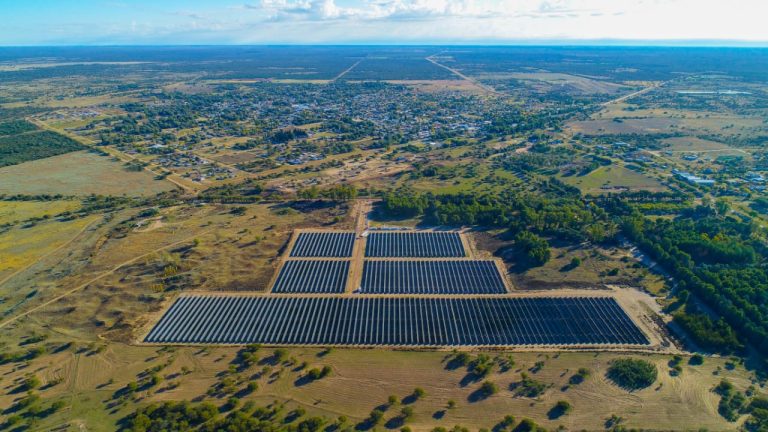 Los detalles del parque de 14.280 paneles solares en Victorica que generará energía limpia equivalente a la que consumen 4.300 hogares pampeanos