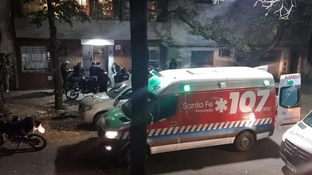 Violencia en Rosario: atacaron a balazos un auto pintado como taxi y hay tres heridos