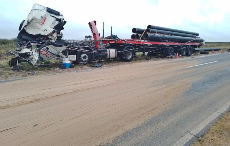 Choque de camiones en ruta provincial 20: dos conductores heridos y cargas derramadas
