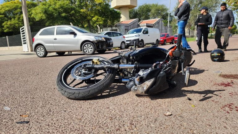 Fuerte choque en calle 32: trasladan motociclista al hospital