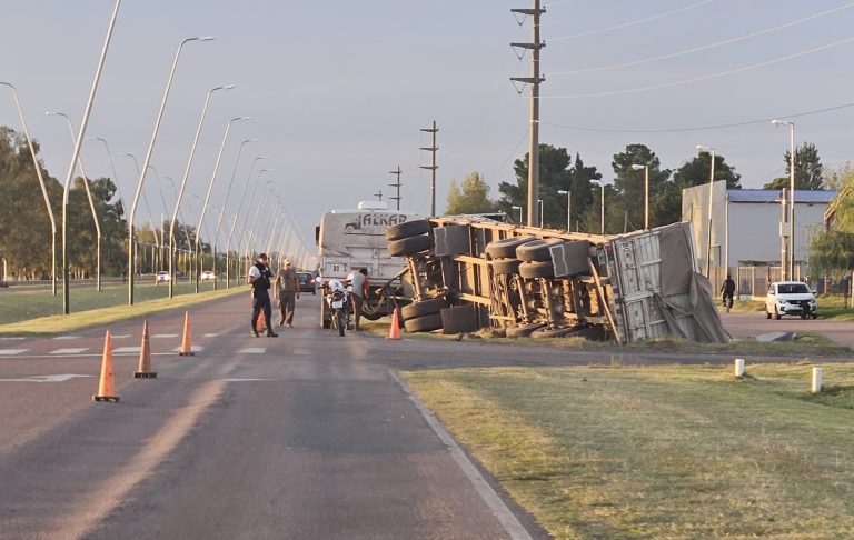 Un acoplado cargado de cereal cayó en el desagüe de la Avenida Isidoro Brunengo. No hubo lesionados