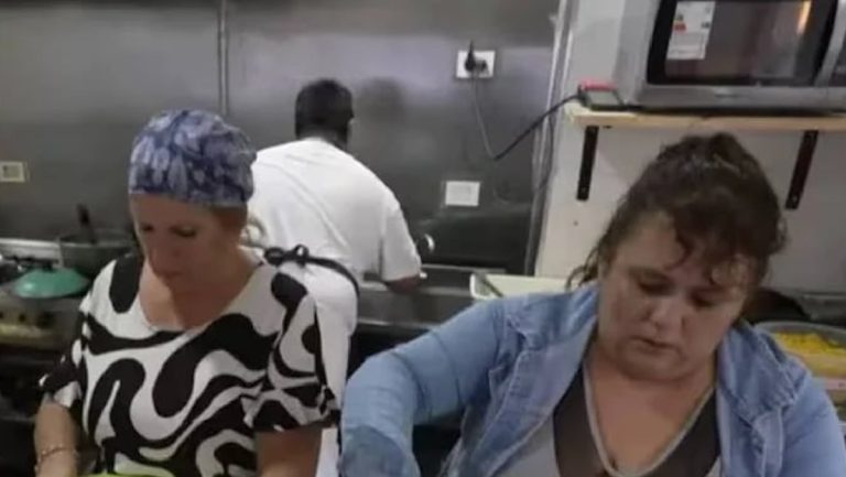 Pusieron un restaurante en Buenos Aires y solo contratan jubilados para ayudarlos a llegar a fin de mes: “Cumplen mejor que muchos menores de 30″