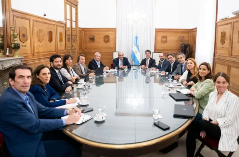El Gobierno mandará mañana el borrador final de la Ley Bases: el piso de Ganancias será de $1,8 millones