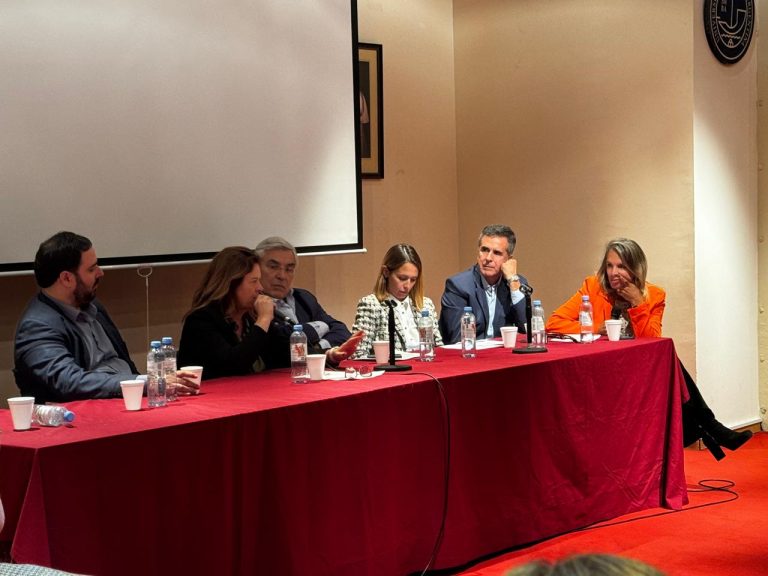 Fernanda Alonso participó junto a otros líderes locales de debate gestión en crisis en el Ciclo Argentina, Futuro y Política de la UCA