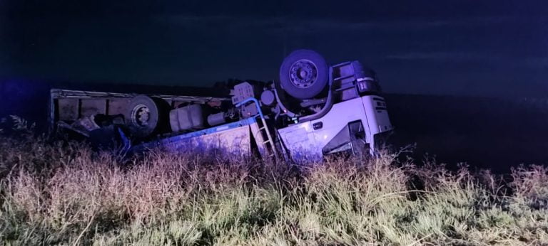 Vuelco de camión en ruta nacional 188: Conductor sale ileso