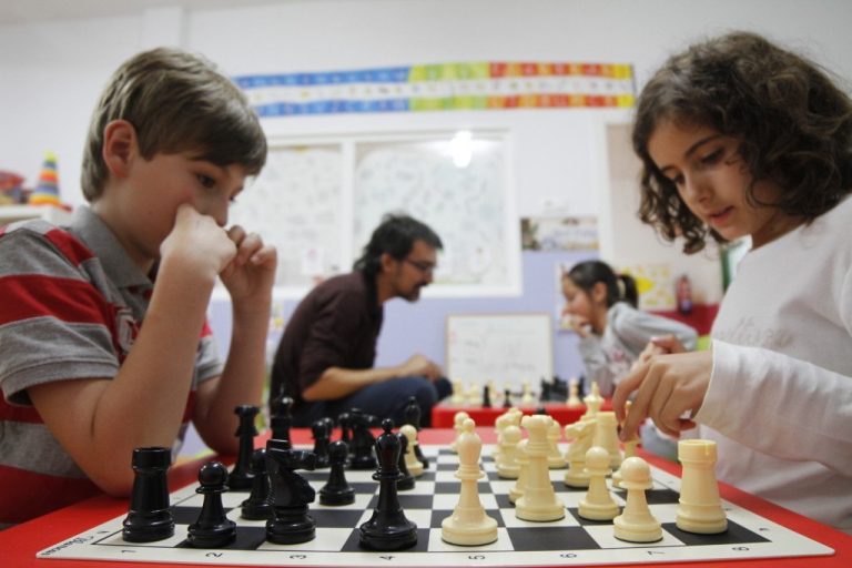 Diputado propone la enseñanza del ajedrez en las escuelas de La Pampa para contrarrestar la “epidemia de la distracción”
