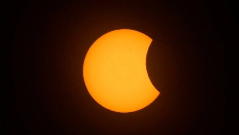 A qué hora será el punto máximo del eclipse solar en el que el día se convertirá en noche