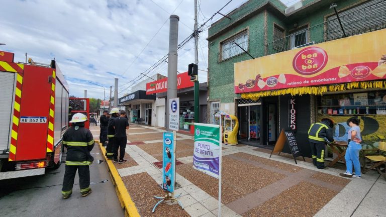 Controlan principio de incendio en comercio del centro piquense