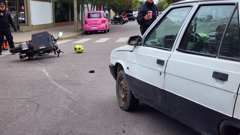 Un cadete hospitalizado tras un choque con un auto