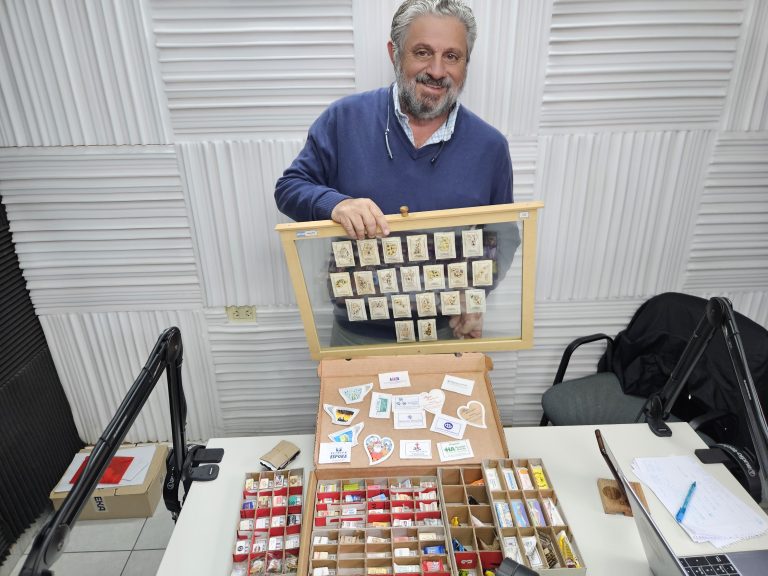 Jorge Barisio y su pasión por coleccionar sobres de azúcar: tiene más de 5 mil de la Argentina y otros países