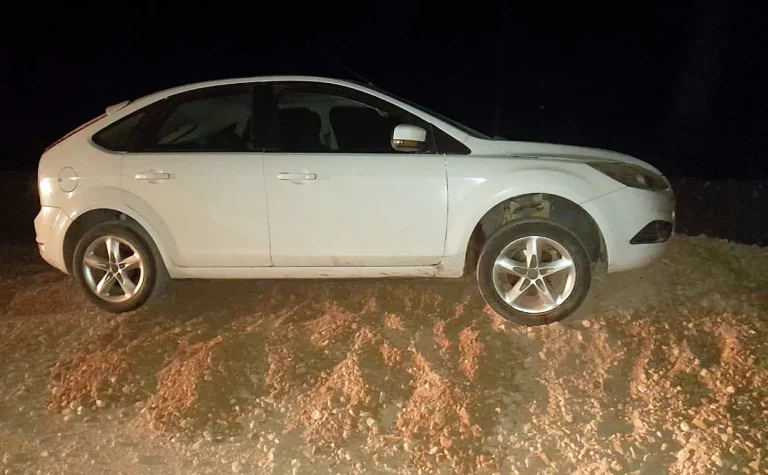 Pudo haber sido una tragedia: conductor circulaba con 2,20 g/l de alcohol en sangre cuando chocó contra un montículo de tierra en la Ruta Provincial 101