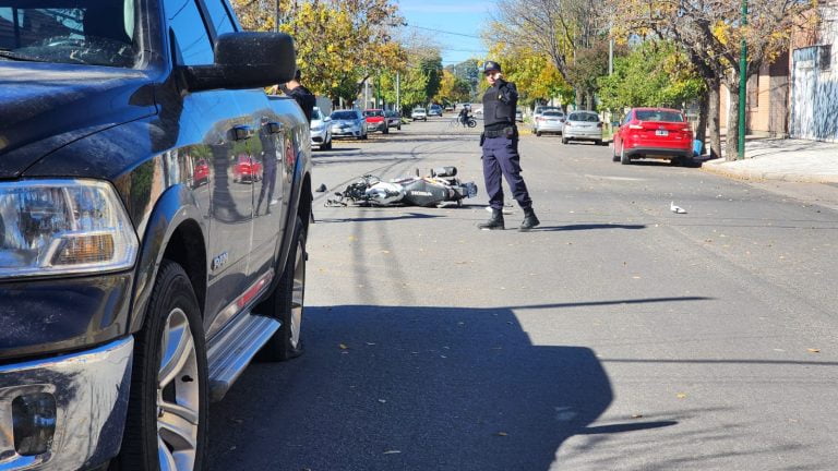 Grave accidente: motociclista sufrió fractura en una de sus piernas