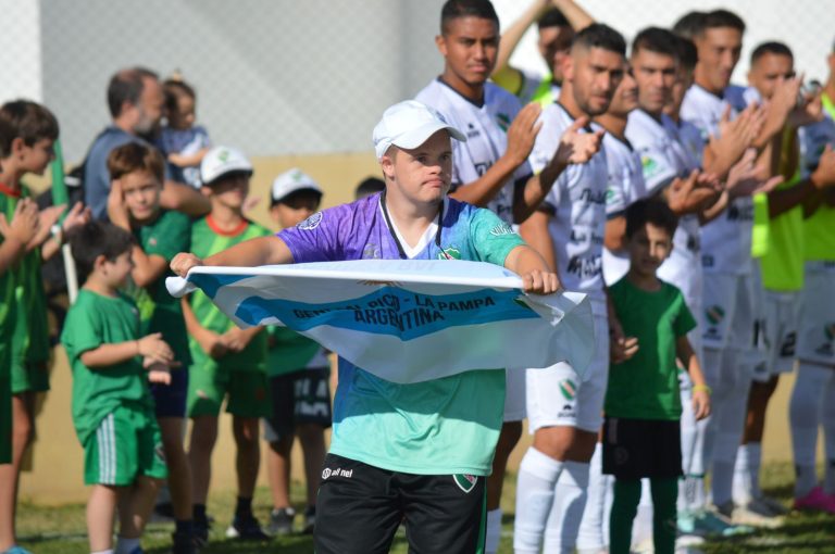 Reconocimiento en el “Coloso” para Bauti Bal, el “Tiburón” de la natación