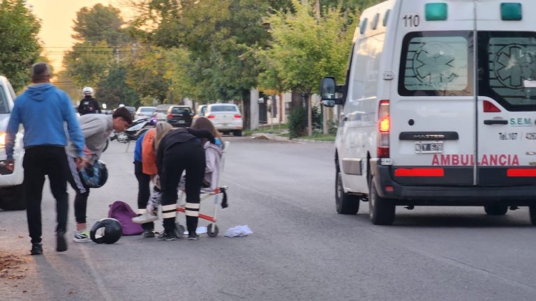 Trasladaron una joven al hospital luego de una colisión entre una moto y una bicicleta