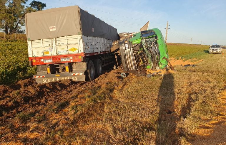 Impresionante choque entre dos camiones de carga en Ruta Nacional Nº 188: uno de los conductores fue trasladado al hospital Gobernador Centeno de Pico