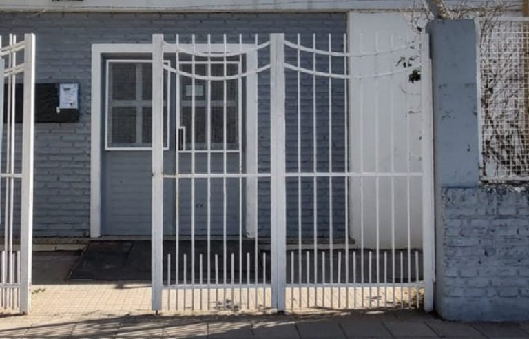 “Solo le pedí que se sacara la capucha”, explicó la docente atacada por un alumno de 12 años en Bahía Blanca: tiene fractura de maxilar y afectado el tabique