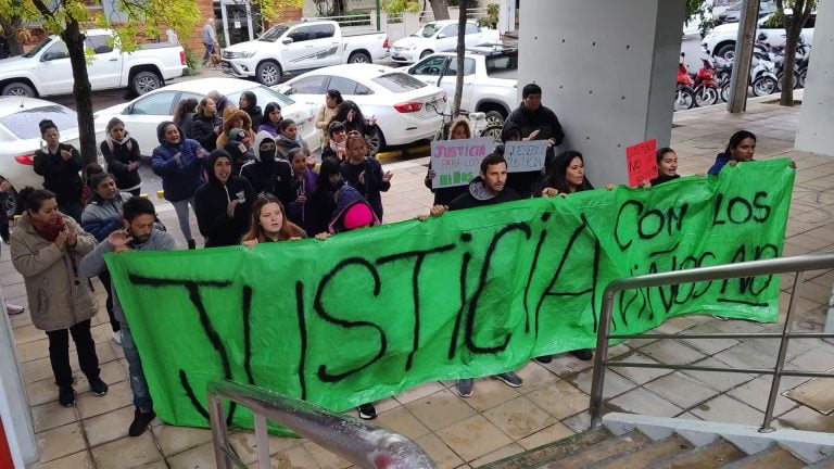Exigen justicia en General Pico por el caso de abuso a un menor de edad y los acusados tuvieron prisión domiciliaria a metros de la víctima