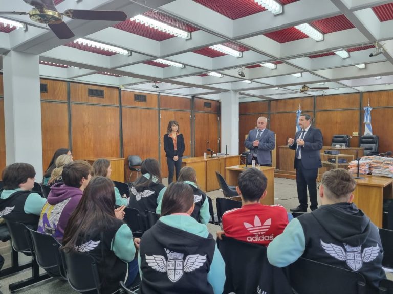 Educación + Justicia: Estudiantes del colegio Santa Teresita de Embajador Martini presenciaron un debate oral y una charla en General Pico