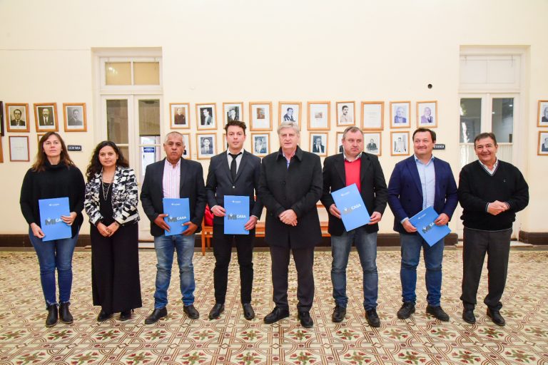 Ziliotto firmó convenios para construir 54 viviendas en 5 localidades