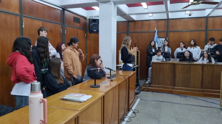 Funcionarios judiciales de General Pico enseñan sobre la justicia en taller educativo con estudiantes de la escuela Nuestra Señora de Luján